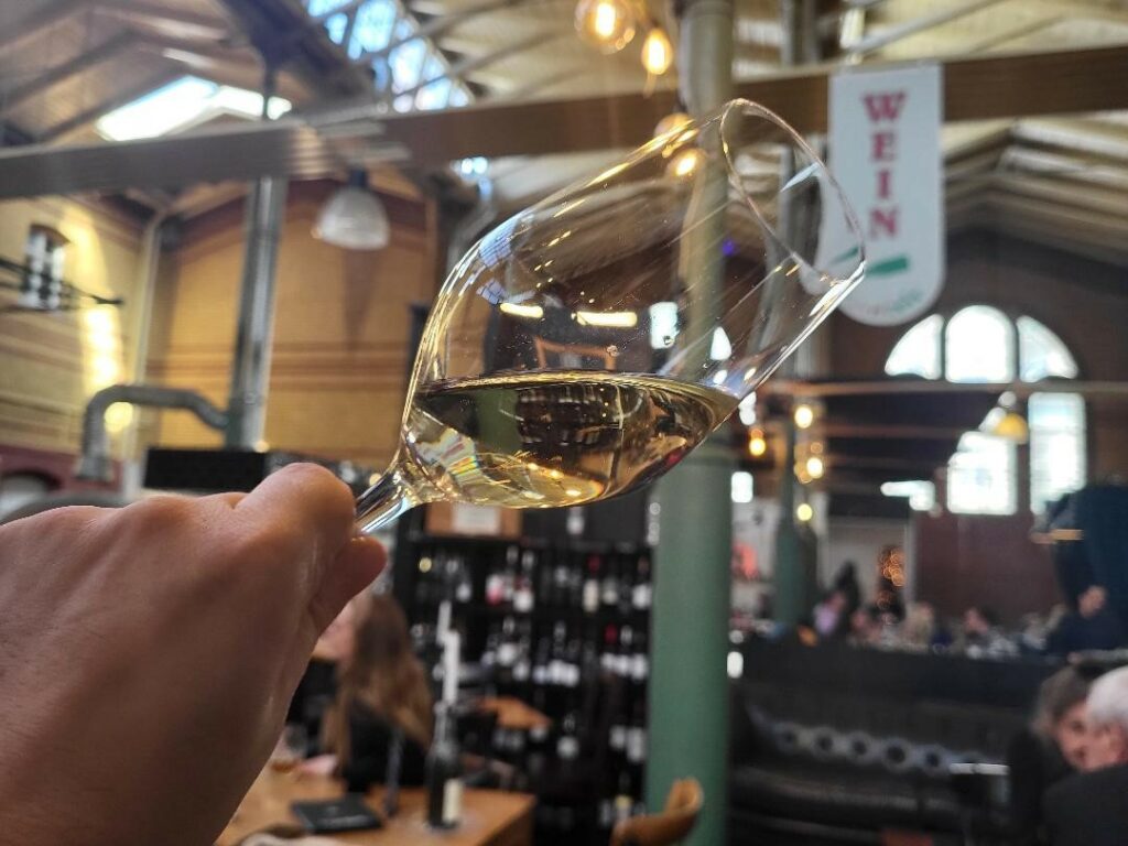 Weisswein der Woche bei Tastavin Weinbar in der Arminius Markthalle Berlin Moabit - Grenache Blanc Chardonnay